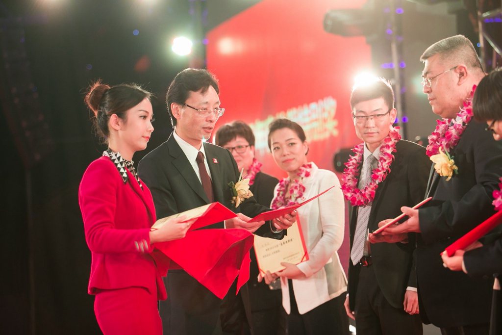 集团执行董事总裁黎志强先生颁发2015年度"总裁特别奖"